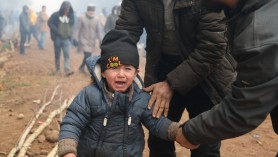 FOTO // „Mi-e foame, mi-e foame!” Peste 200 de copii de migranți blocați la granița dintre Belarus și Polonia suferă de foame și frig